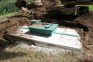 Septic tank construction with concrete wastewater reservoir